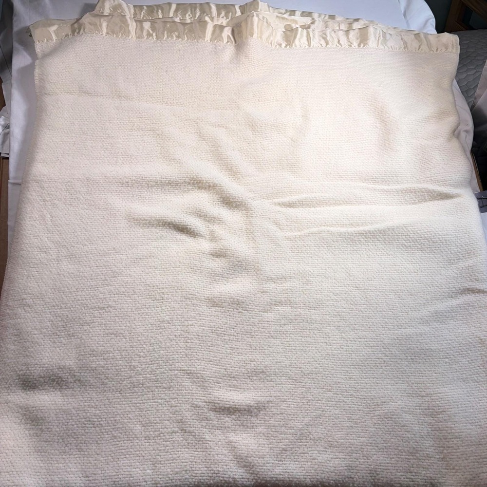 Vintage Cream Thermal Blanket Satin Ruffle Trim Made in USA  64x80 - Picture 4 of 4